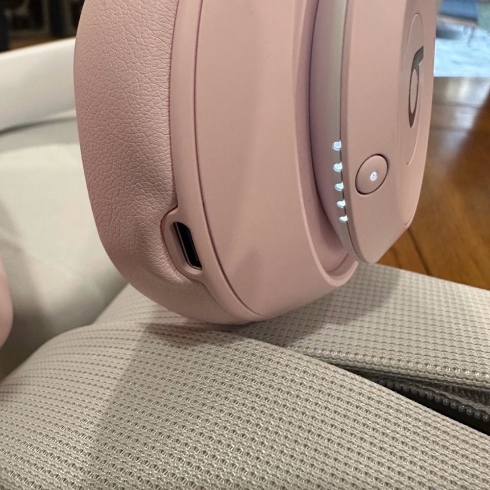Beats by Dre
Beats Studio Pro
Bluetooth Wireless
Headphones - Matte Pink - Picture 5 of 13
